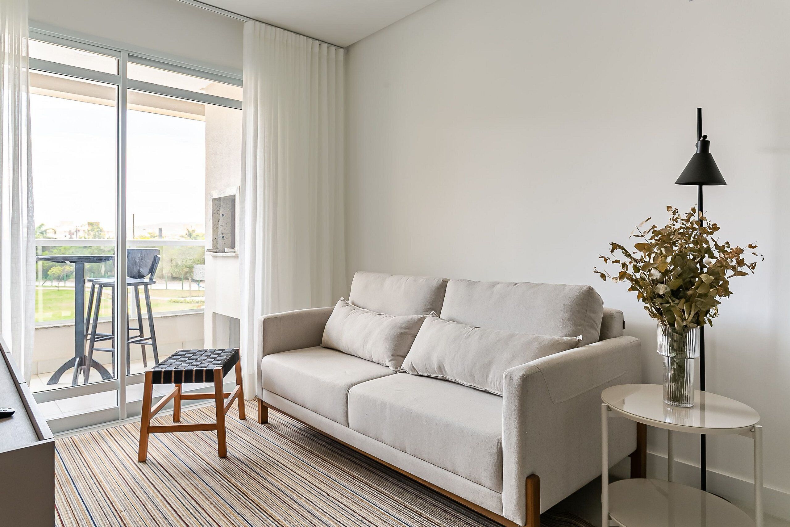 Una sala de estar moderna con un sofá, una mesita y una silla.