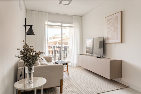 32-inch LCD TV with digital channels, TV