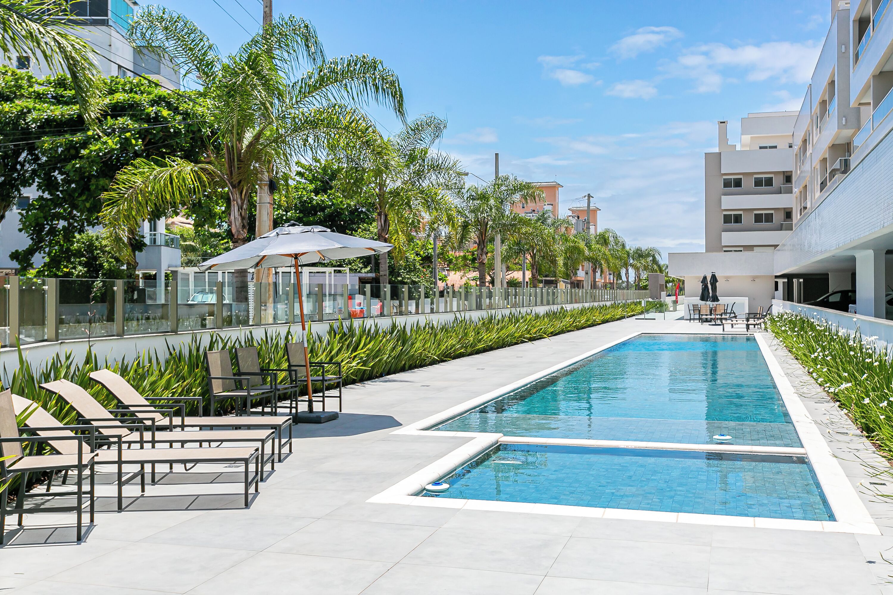 Una piscina al aire libre
