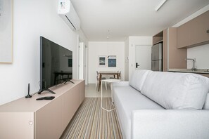 City Apartment | Living area | 32-inch LCD TV with digital channels, TV - Cannes Club by Viva - Residence a 200m da praia | Ingleses do Rio Vermelho (Florianópolis)