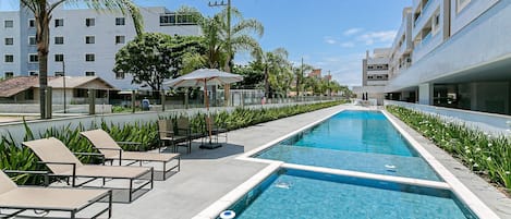 Hồ bơi ngoài trời