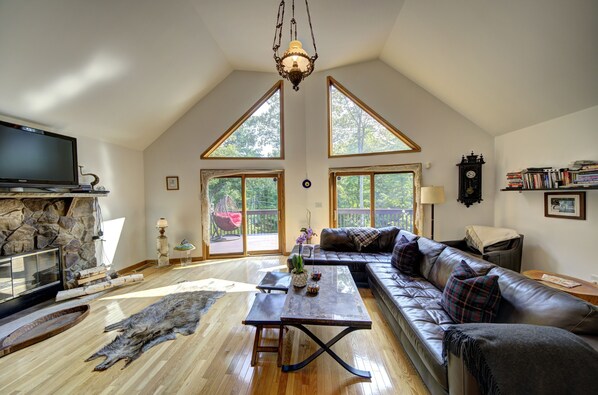 Fireplace - Welcome to beautiful Masthope Mountain Community in the Poconos! (Lackawaxen)