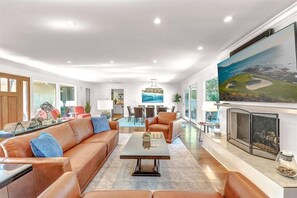 Nhà, nhiều giường, sân hiên, quang cảnh vườn (Pebble Beach Barking Seals) | Khu phòng khách | TV 40-inch có truyền hình kỹ thuật số, lò sưởi 