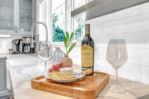 Nhà, nhiều giường, sân hiên, quang cảnh vườn (Pebble Beach Barking Seals) | Bếp riêng | Tủ lạnh, lò vi sóng, lò nướng, bếp nấu