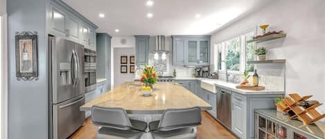 House, Multiple Beds, Patio, Garden View (Pebble Beach Barking Seals) | Private kitchen | Fridge, microwave, oven, stovetop