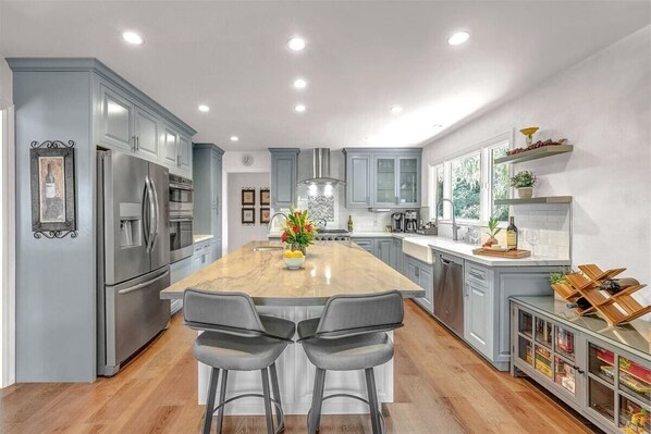 Nhà, nhiều giường, sân hiên, quang cảnh vườn (Pebble Beach Barking Seals) | Bếp riêng | Tủ lạnh, lò vi sóng, lò nướng, bếp nấu