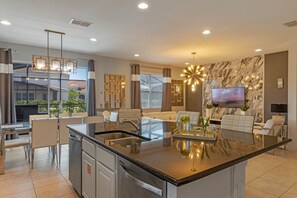 Casa, varias camas, hidromasaje, vista a la alberca | Cocina privada | Refrigerador, microondas, horno y parrilla de estufa 