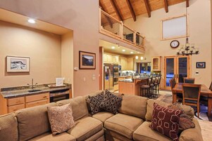 Casa, várias camas, varanda, vista para a montanha (Skislope Sanctuary) | Área de estar | TV de tela plana 42 polegadas com canais digitais, lareira