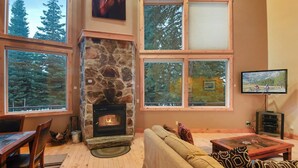 Casa, varias camas, patio, vista a la montaña (Skislope Sanctuary) | Área de sala de estar | Televisión de pantalla plana de 42 pulgadas con canales digitales 