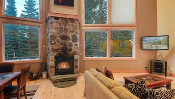 Rumah, Beberapa Tempat Tidur, patio, pemandangan gunung (Skislope Sanctuary) | Area keluarga | Televisi layar datar 42-inci dengan saluran TV digital dan perapian