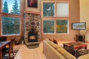 Casa, várias camas, varanda, vista para a montanha (Skislope Sanctuary) | Área de estar | TV de tela plana 42 polegadas com canais digitais, lareira