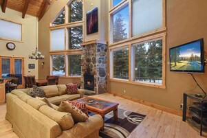 Casa, várias camas, varanda, vista para a montanha (Skislope Sanctuary) | Área de estar | TV de tela plana 42 polegadas com canais digitais, lareira