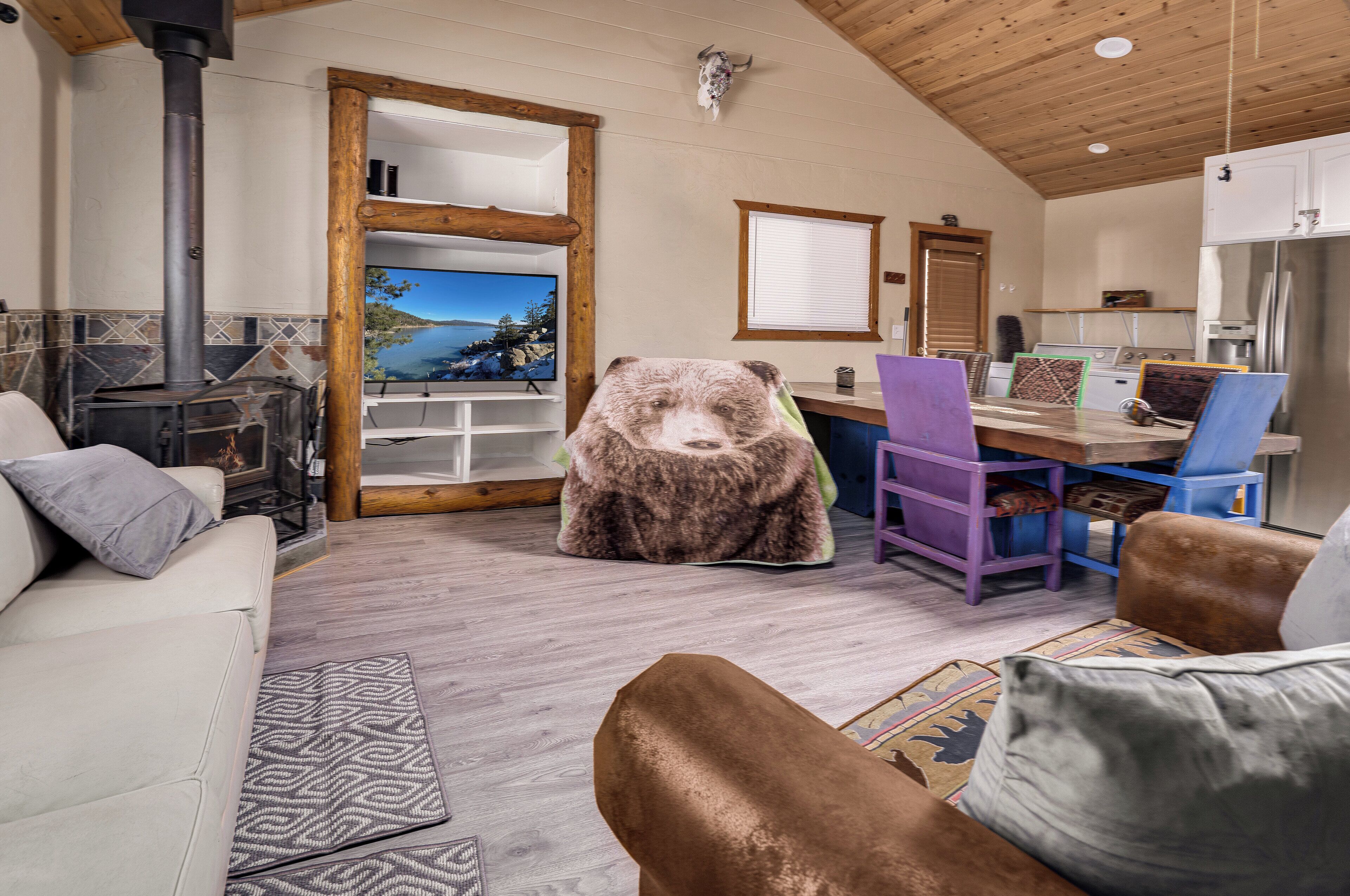 Smart TV, chimenea, biblioteca musical y videoteca 