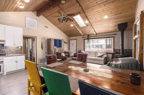 Smart-tv, een open haard, een muziekbibliotheek en een filmbibliotheek