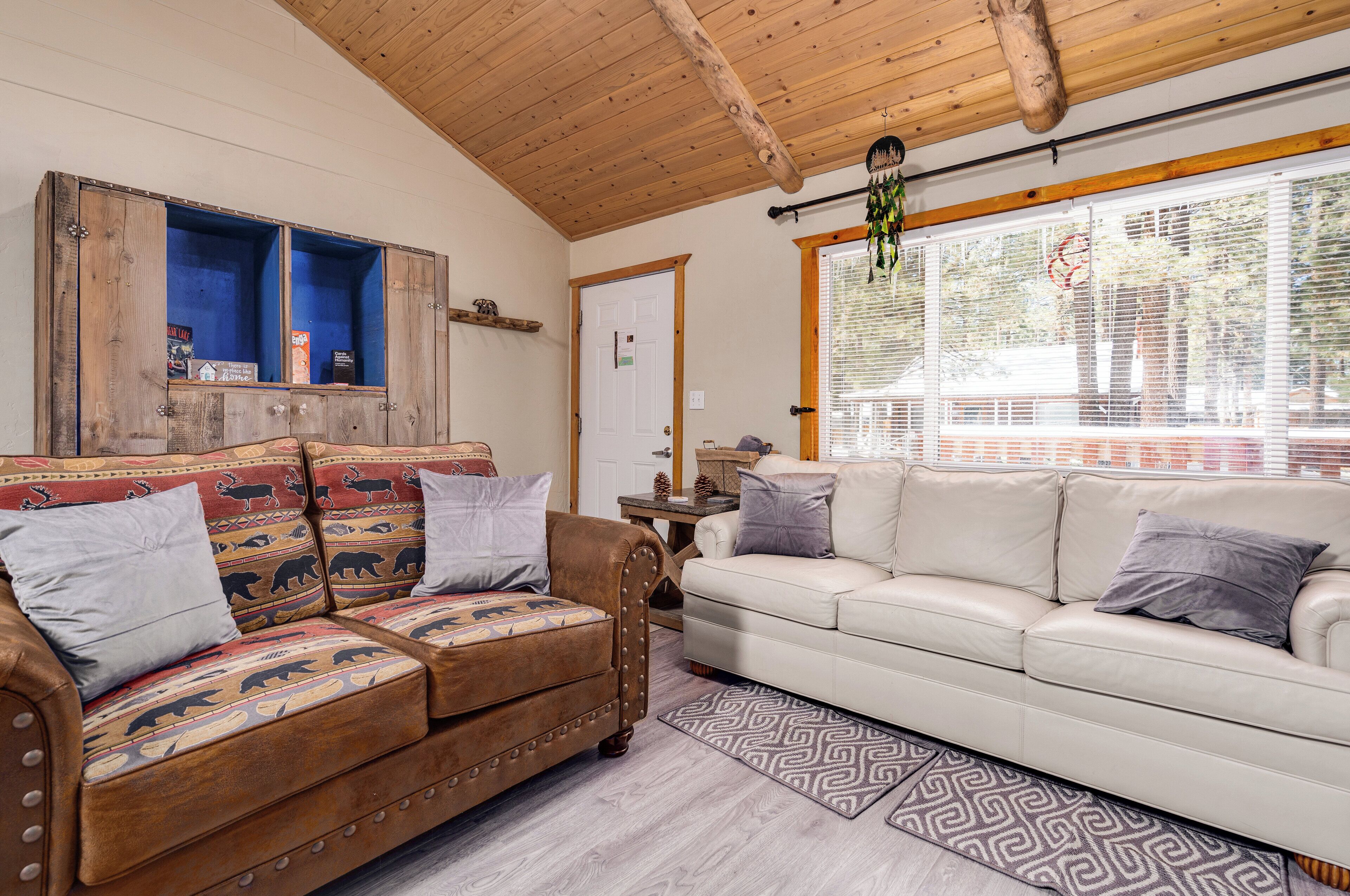 Smart TV, chimenea, biblioteca musical y videoteca 