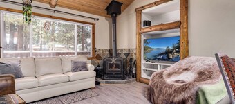 Walk 2 Lake, Snow Play, Dining & Shops, King Bed, 55" TVs+Fenced Yard 4 Pets!