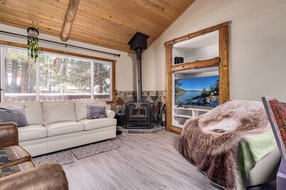  AC, Walk 2 Lake, Go Karts, Dining & Shops, King Bed, 55" TVs+Fenced Yard 4 Pets