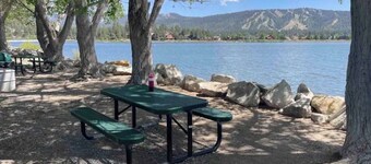 Walk 2 Lake, Go Karts, Dining & Shops, King Bed, 55" TVs+Fenced Yard 4 Pets