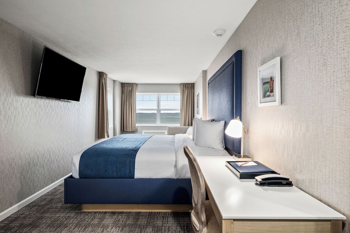 lakeview corner king room | beach/ocean view