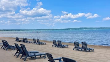 Private beach, white sand, sun-loungers, beach towels