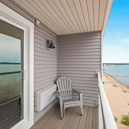 Lakeview Balcony King Room | Terrace/patio