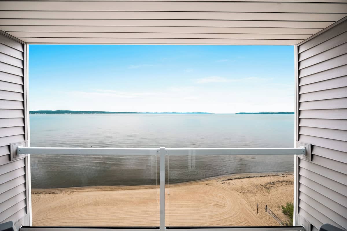 lakeview balcony king room | terrace/patio