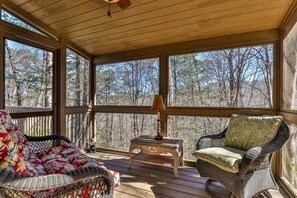 Televisión y chimenea 