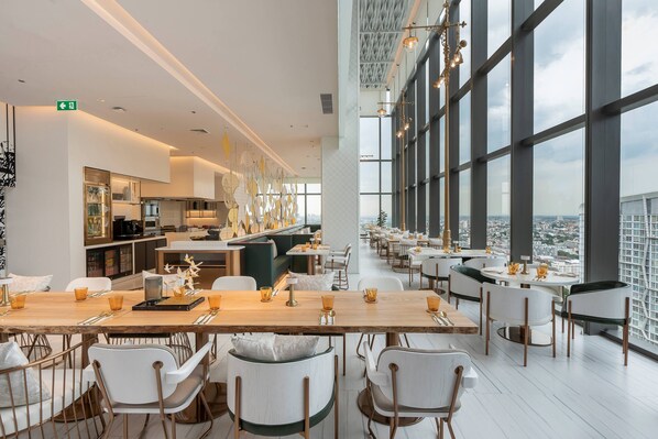 2 restaurants, servant le déjeuner et le dîner; cuisine internationale