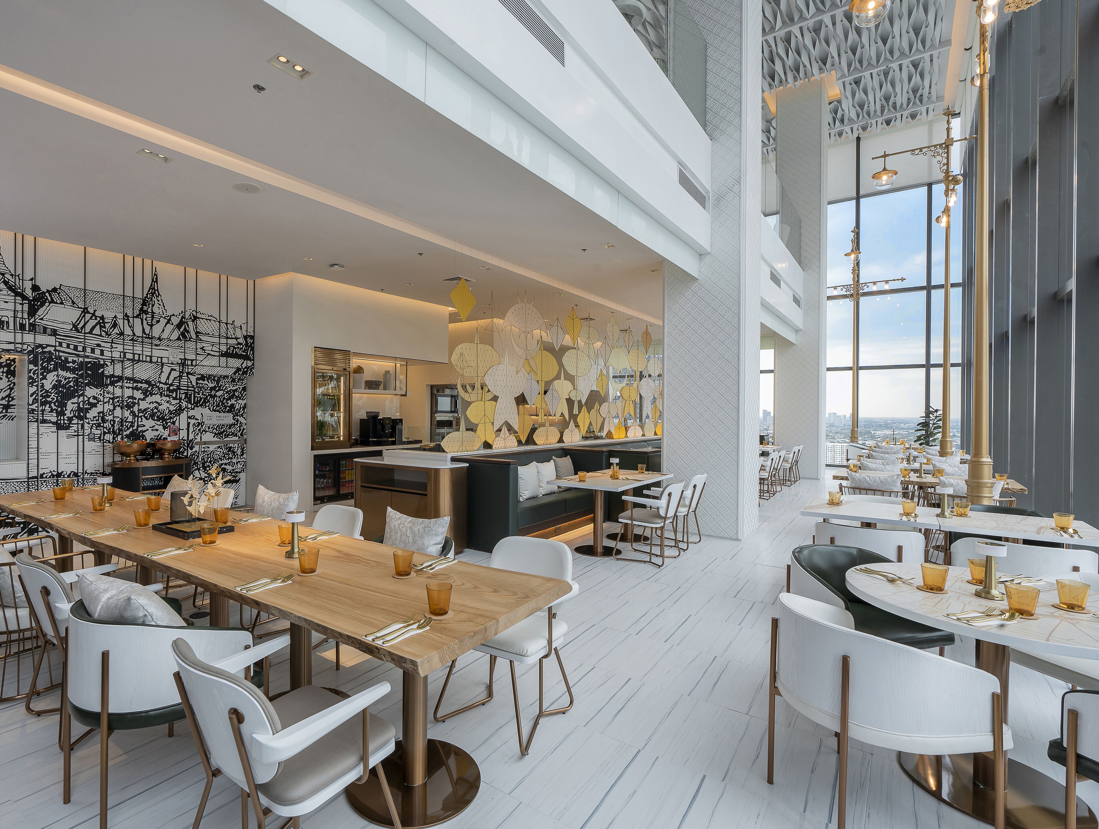 Een moderne eetruimte met hoge plafonds, een centrale bar en uitzicht over de stad.