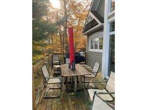Outdoor dining - Cottage on Lake Jo near Mactier. (MacTier)