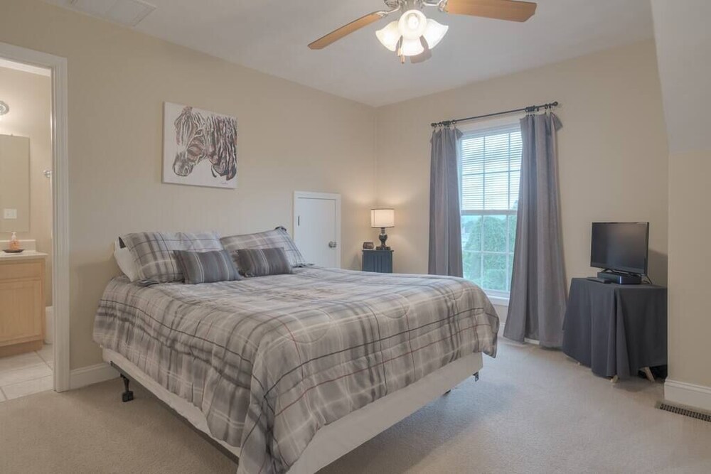 Modern Condo Next to Downtown & Stadium Blacksburg FeWodirekt