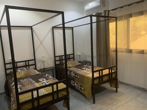 2 chambres, coffres-forts dans les chambres, fer et planche à repasser