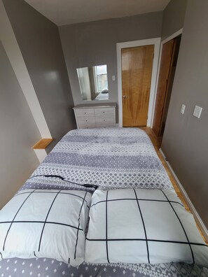 1 dormitorio, tabla de planchar con plancha, wifi y ropa de cama