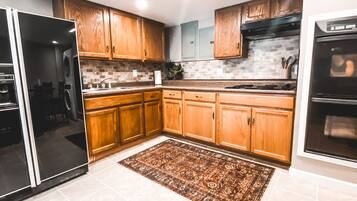 Jääkaappi, mikroaaltouuni, uuni, liesi