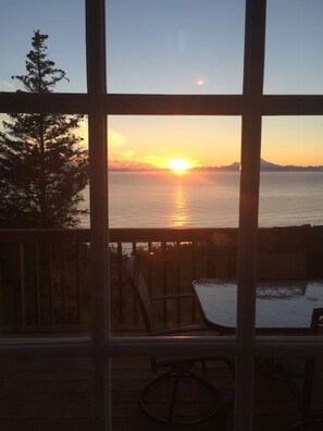 Interior - Lost Anchor Cabins - Douglas Cabin (Anchor Point)