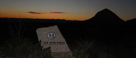 Señal de Ten Bits Ranch con montañas al fondo.