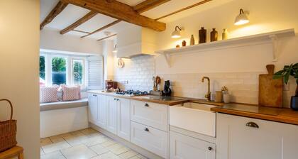 Sage Cottage, Blockley - sleeps 6 guests in 3 bedrooms