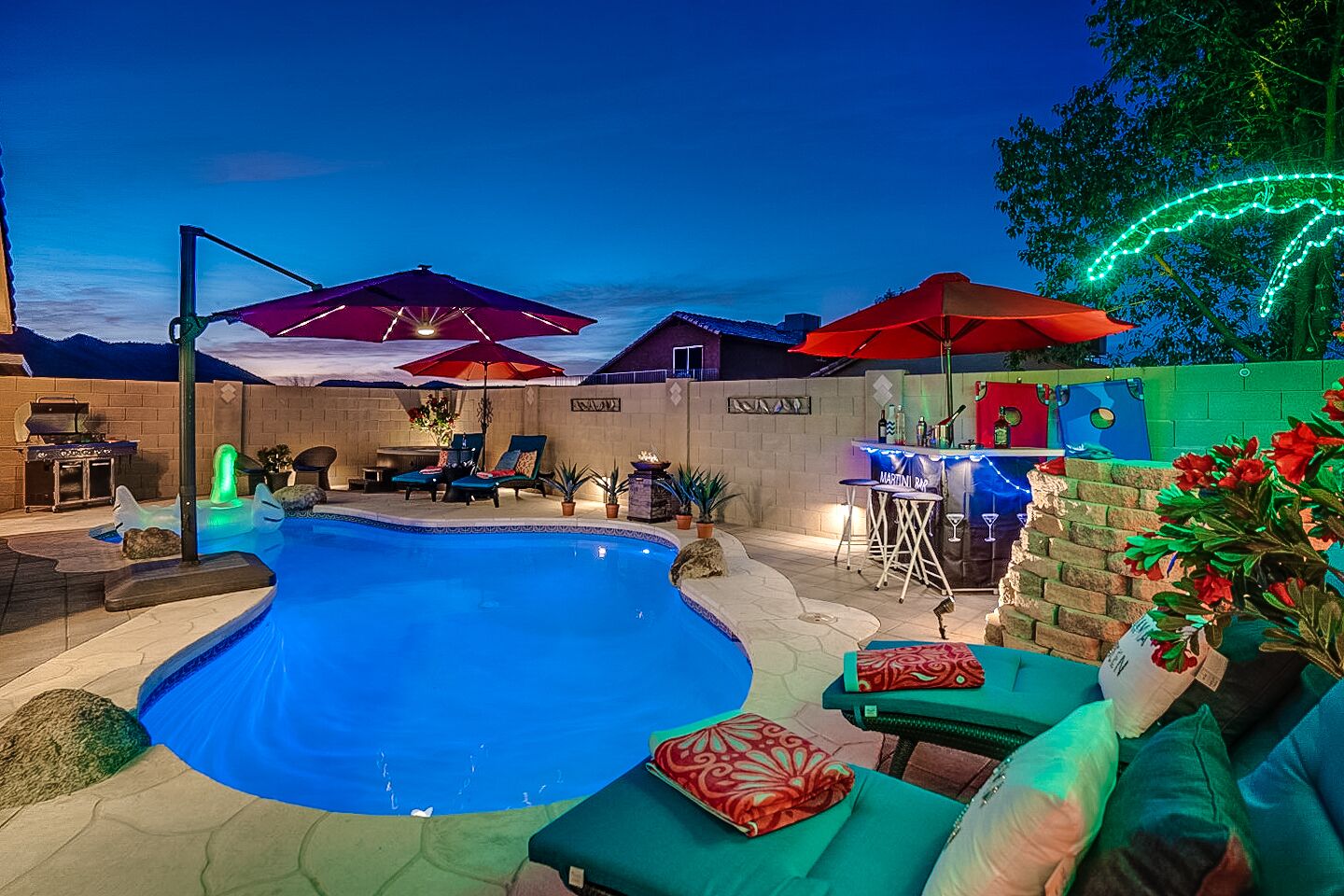 Classy 5 BR/3Bath w/Heated Pool, Billiards, Ping Pong, Jacuzzi & more