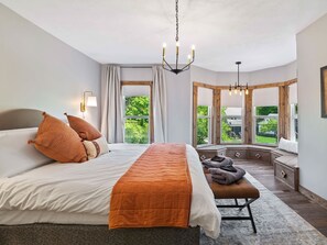 5 habitaciones, escritorio y tabla de planchar con plancha 