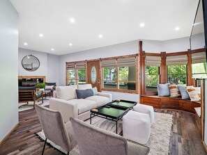 Fernseher, Kamin, Arbeitsbereiche