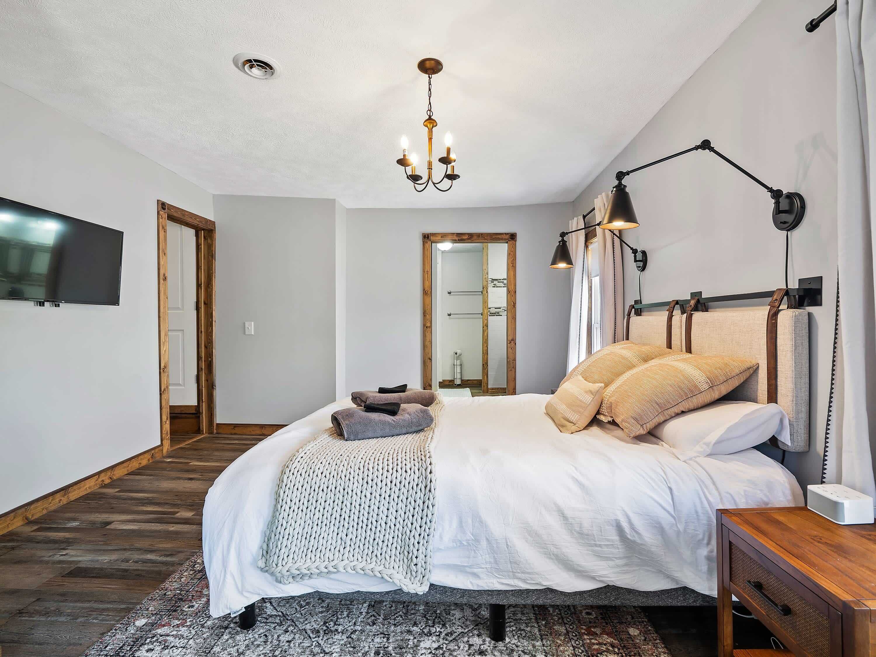 5 間睡房、書桌、熨斗/熨衫板、可攜式嬰兒床