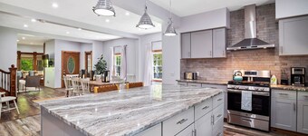 Wine Country Escape - Hot Tub - Sleeps 12