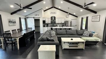 Smart TV, chimenea y videojuegos