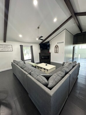 Smart TV, chimenea y videojuegos