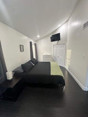 5 habitaciones, tabla de planchar con plancha, wifi y ropa de cama