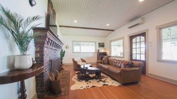 Televisión y chimenea