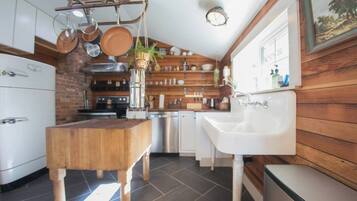 Fridge, oven, stovetop, dishwasher