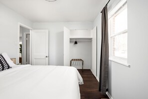 2 habitaciones, escritorio, tabla de planchar con plancha y wifi gratis 