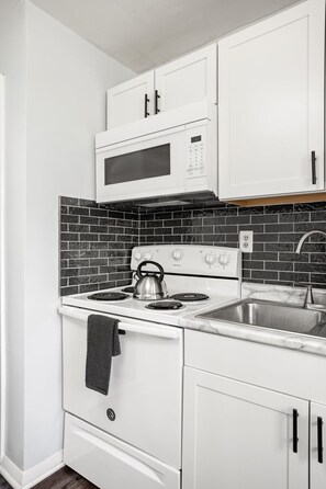 Fridge, microwave, oven, stovetop - Modern Boho Villas 10 min Airpt. (Indianapolis)
