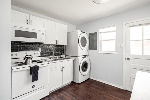 Refrigerador, microondas, horno y parrilla de estufa 